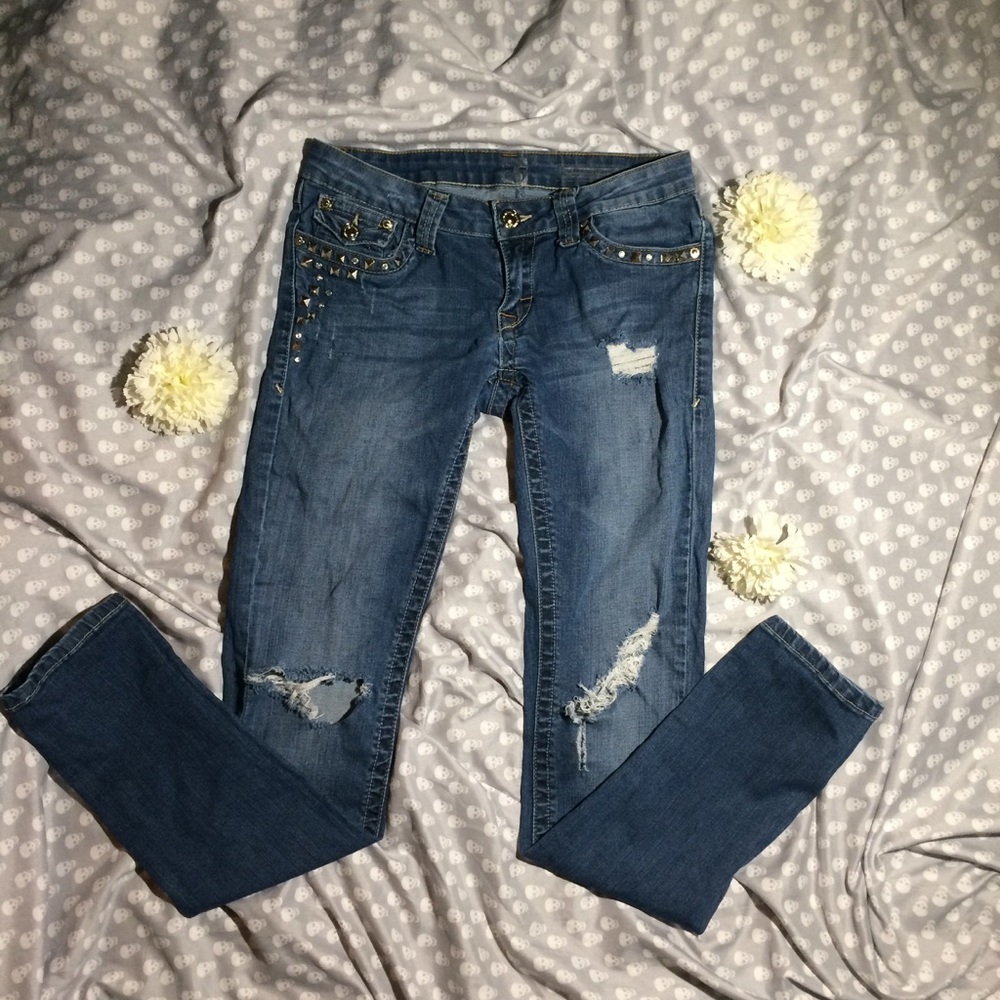 Really cute ripped jeans 💙⚡️